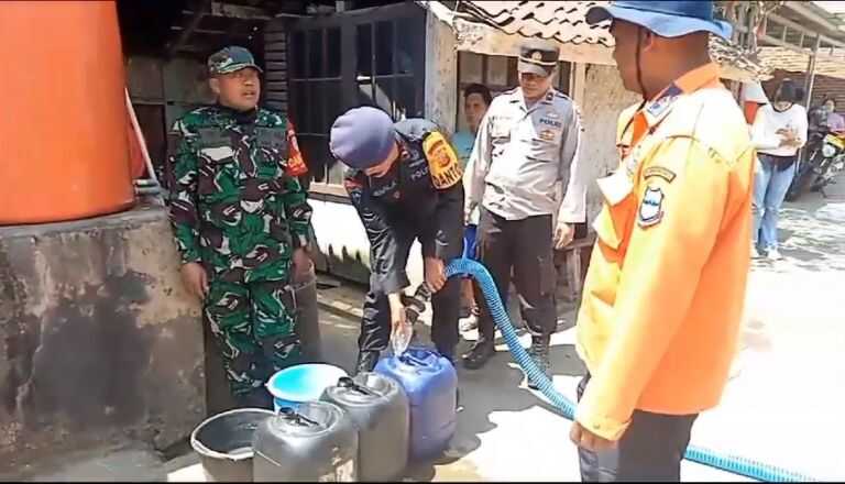 SatBrimob Polda Jabar dan BPBD Kabupaten Garut Bersama Mengatasi kekeringan